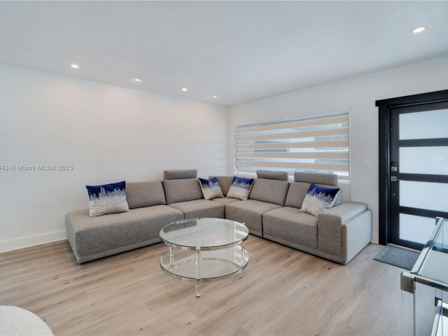 Продажа дома по адресу 1931 SW 22nd Ave - фото 6274410