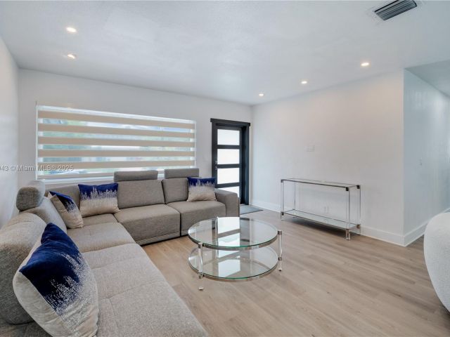 Продажа дома по адресу 1931 SW 22nd Ave - фото 6274411