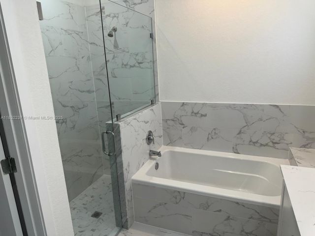 Продажа дома по адресу 1866 NE 1st St - фото 6262888