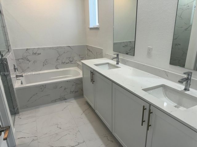 Продажа дома по адресу 1866 NE 1st St - фото 6262889