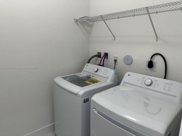 Продажа дома по адресу 1866 NE 1st St - фото 6262891