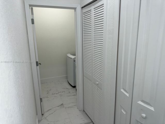 Продажа дома по адресу 1866 NE 1st St - фото 6262892