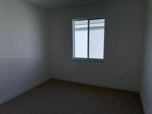 Продажа дома по адресу 1866 NE 1st St - фото 6262893