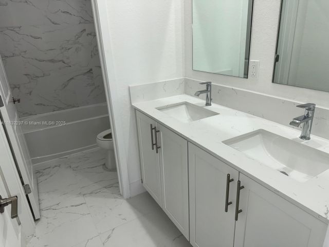 Продажа дома по адресу 1866 NE 1st St - фото 6262894