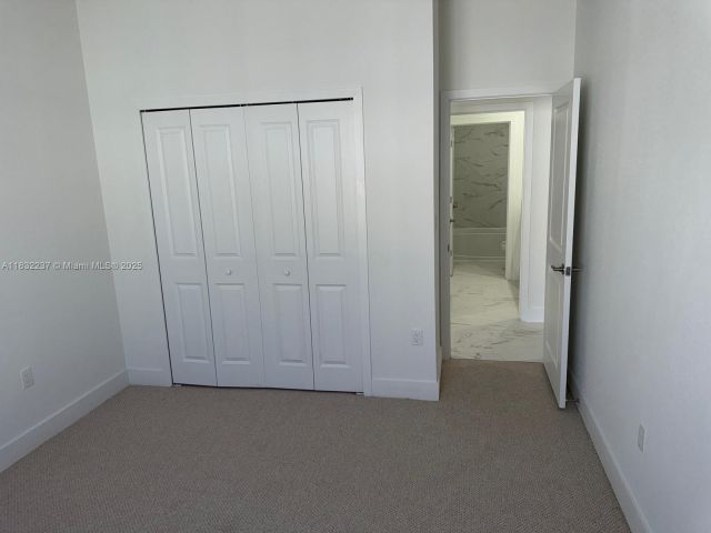 Продажа дома по адресу 1866 NE 1st St - фото 6262895