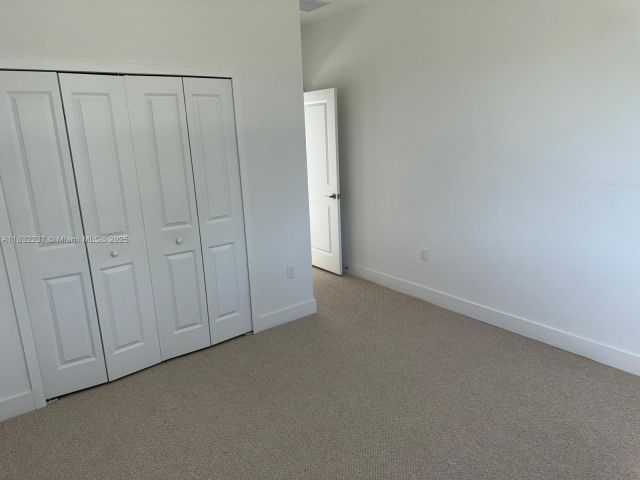 Продажа дома по адресу 1866 NE 1st St - фото 6262897