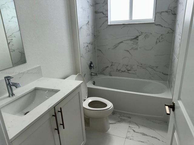 Продажа дома по адресу 1866 NE 1st St - фото 6262898