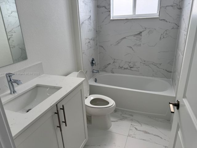 Продажа дома по адресу 1866 NE 1st St - фото 6262899