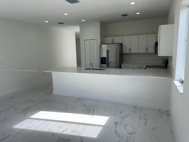 Продажа дома по адресу 1866 NE 1st St - фото 6262900