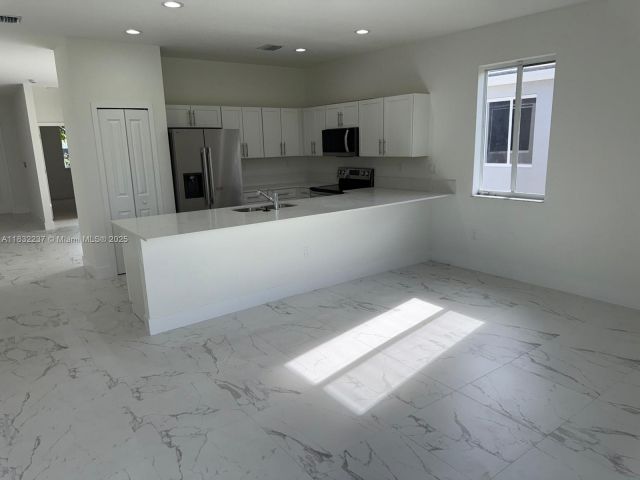 Продажа дома по адресу 1866 NE 1st St - фото 6262901