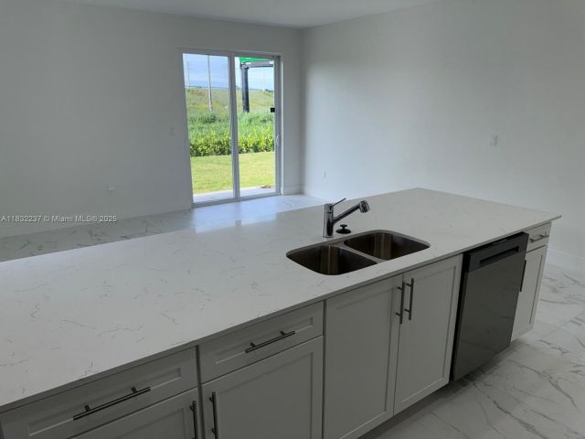 Продажа дома по адресу 1866 NE 1st St - фото 6262902