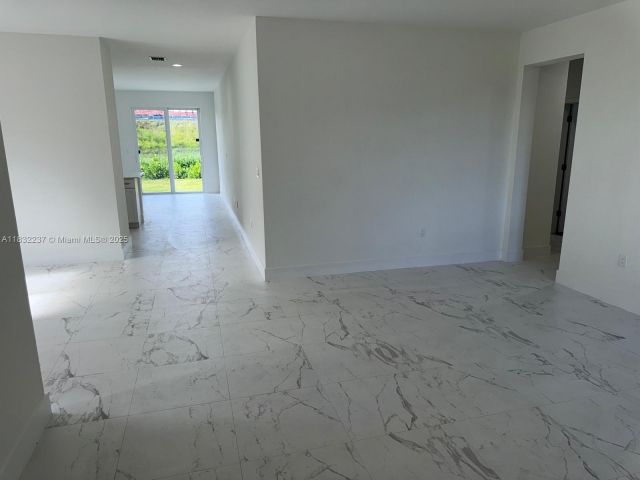 Продажа дома по адресу 1866 NE 1st St - фото 6262904