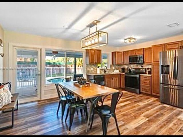 Дом в аренду по адресу 2233 SE 13th St 2233 - фото 7478616