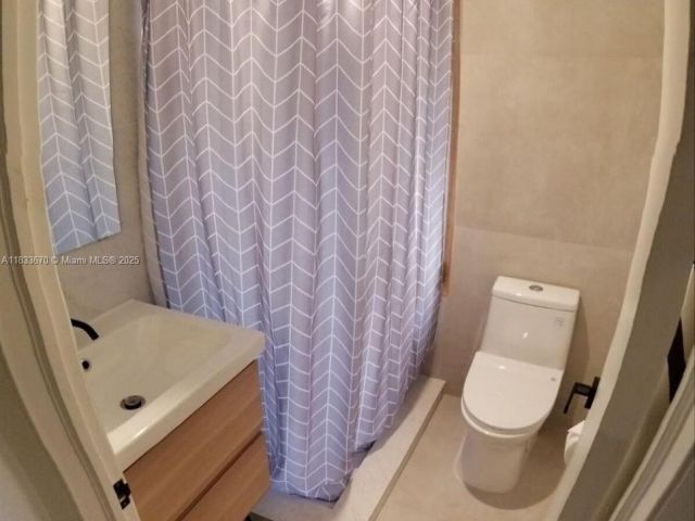 Продажа дома по адресу 7700 NE 1st Ct - фото 6265265
