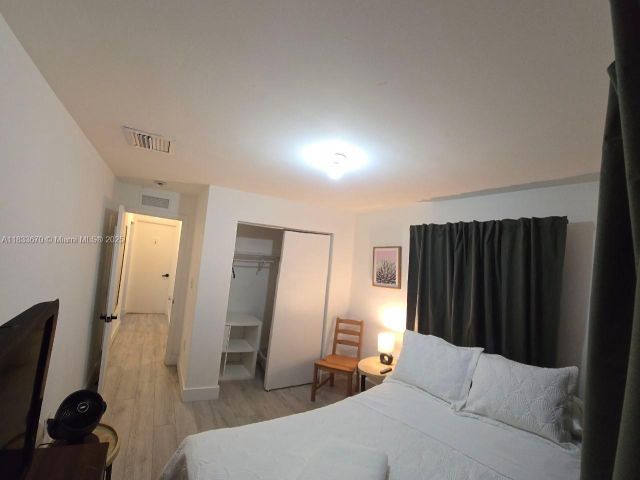 Продажа дома по адресу 7700 NE 1st Ct - фото 6265273