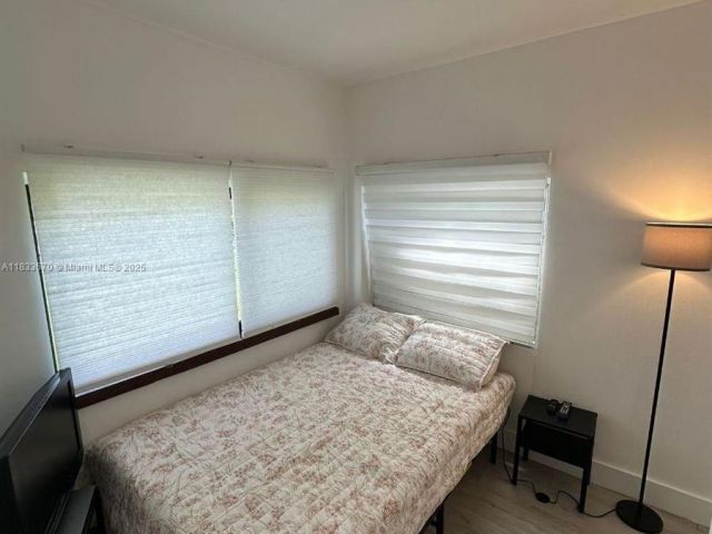 Продажа дома по адресу 7700 NE 1st Ct - фото 6265276