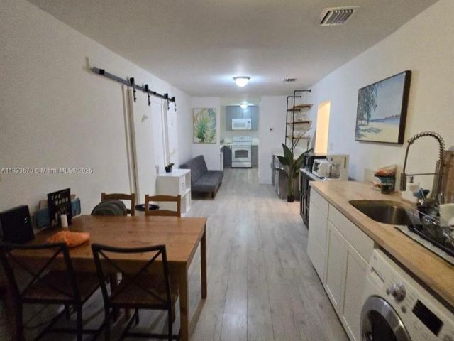 Продажа дома по адресу 7700 NE 1st Ct - фото 6265278