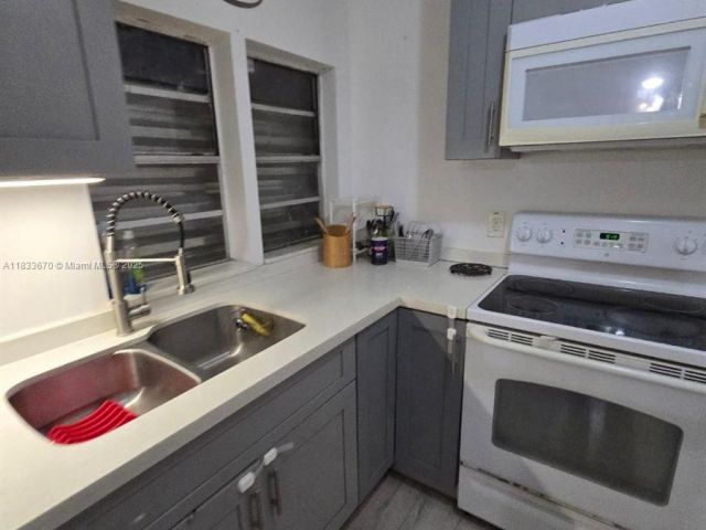 Продажа дома по адресу 7700 NE 1st Ct - фото 6265280