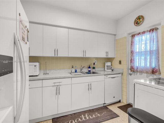 Продажа дома по адресу 201 NW 14th Ave - фото 6284890