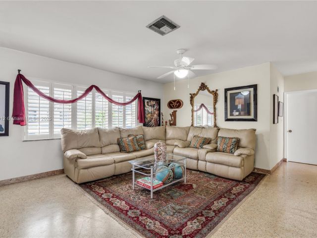 Продажа дома по адресу 201 NW 14th Ave - фото 6284892