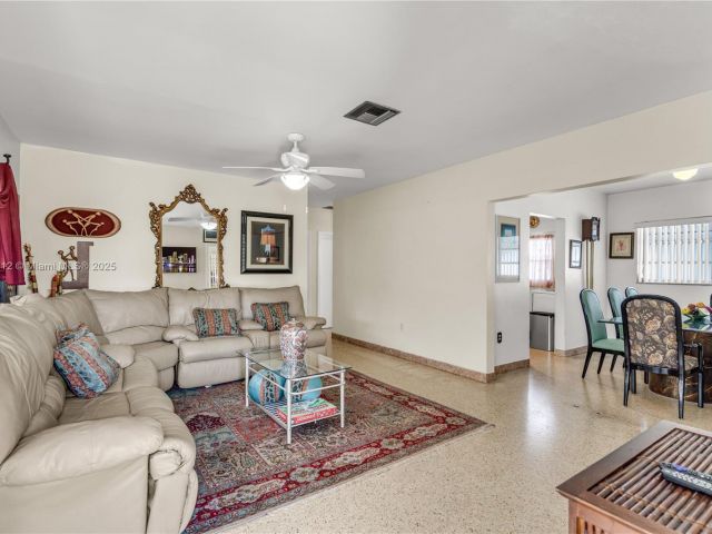 Продажа дома по адресу 201 NW 14th Ave - фото 6284894