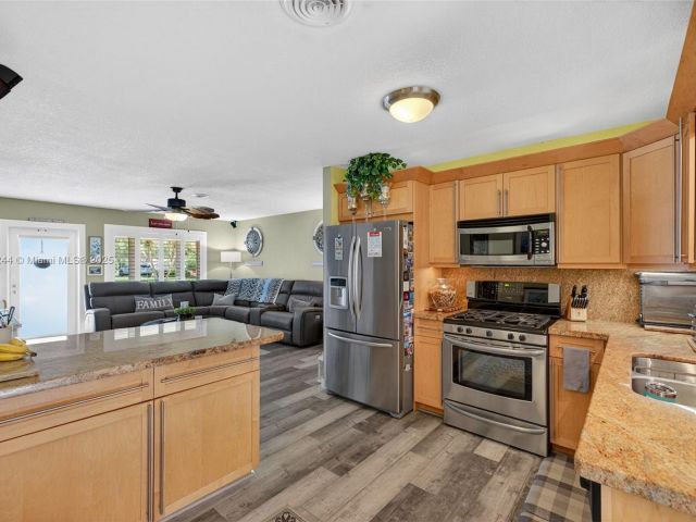 Продажа дома по адресу 5555 NE 20th Ter - фото 6285420