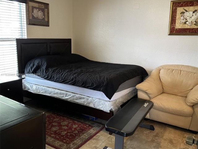 Продажа дома по адресу 2622 NW 47th St - фото 6265958