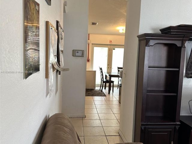 Продажа дома по адресу 2622 NW 47th St - фото 6265960