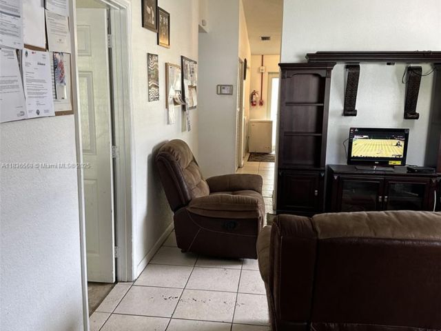 Продажа дома по адресу 2622 NW 47th St - фото 6265961