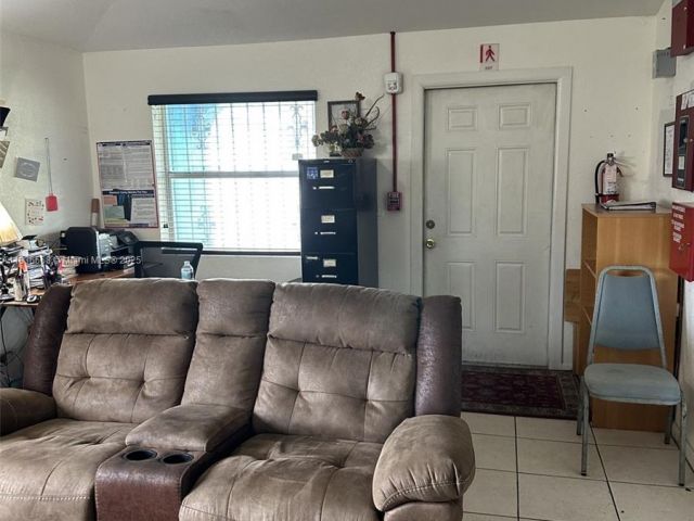 Продажа дома по адресу 2622 NW 47th St - фото 6265962