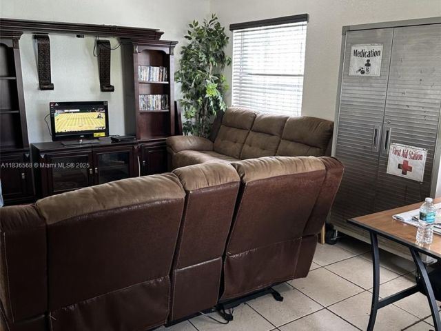 Продажа дома по адресу 2622 NW 47th St - фото 6265963