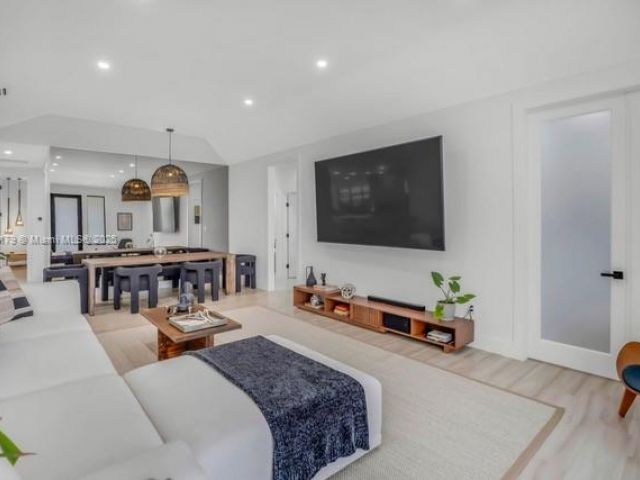 Дом в аренду по адресу 1543 Bird Rd - фото 6266235