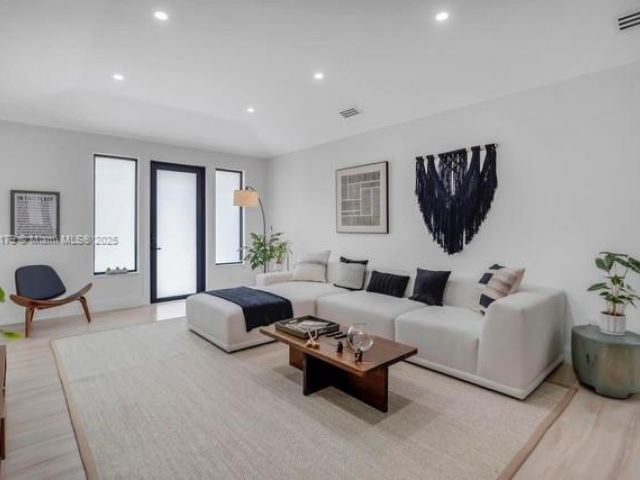 Дом в аренду по адресу 1543 Bird Rd - фото 6266237