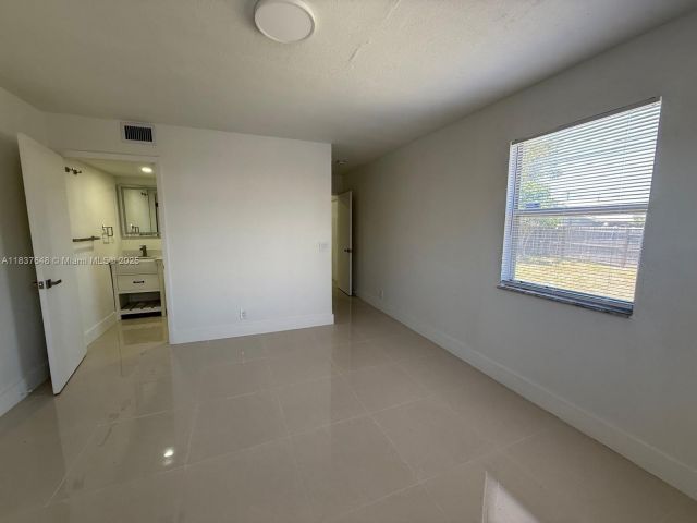 Дом в аренду по адресу 1494 W 34th St 0 - фото 7443599