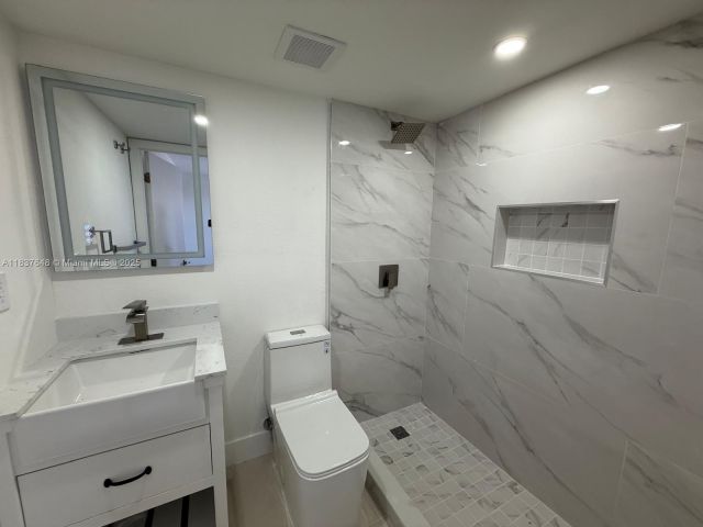 Дом в аренду по адресу 1494 W 34th St 0 - фото 7443600