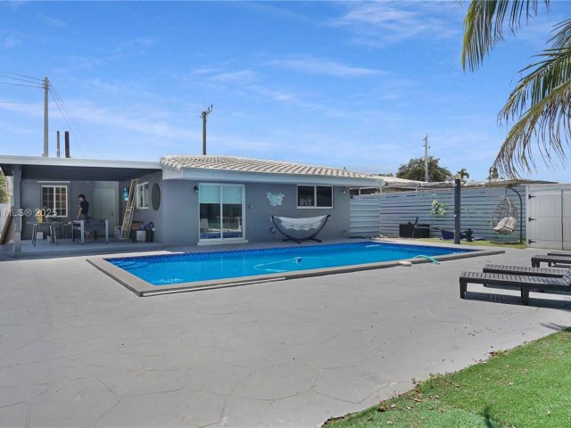 Продажа дома по адресу 480 NW 53rd Ave - фото 6274347