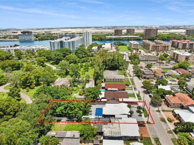 Продажа дома по адресу 480 NW 53rd Ave - фото 6274357