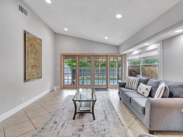 Дом в аренду по адресу 7883 Villa Nova Drive - фото 6272866