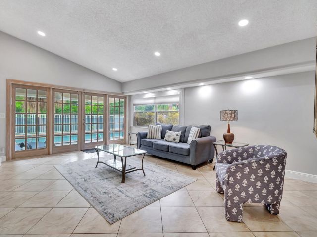 Дом в аренду по адресу 7883 Villa Nova Drive - фото 6272867