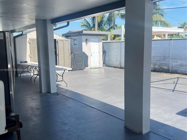 Продажа дома по адресу 11925 SW 6th St - фото 6271716