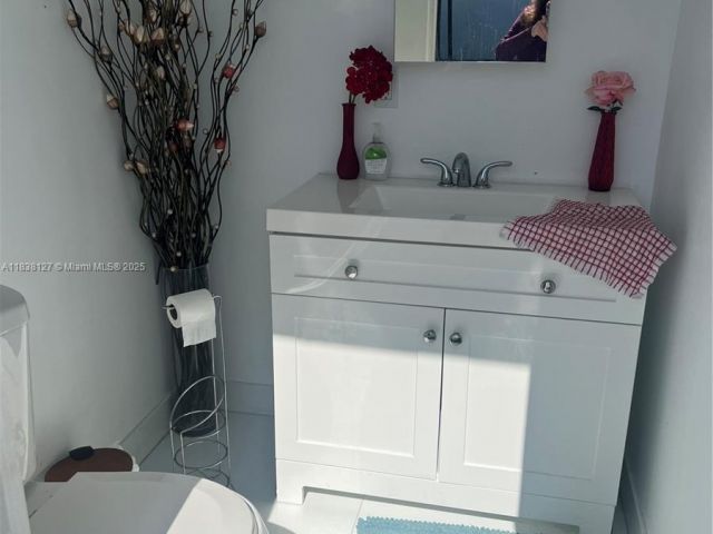 Продажа дома по адресу 11925 SW 6th St - фото 6271717