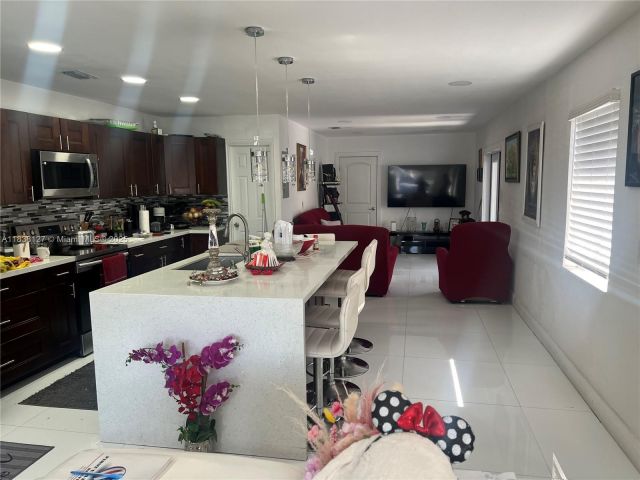 Продажа дома по адресу 11925 SW 6th St - фото 6271719