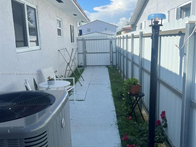 Продажа дома по адресу 11925 SW 6th St - фото 6271720