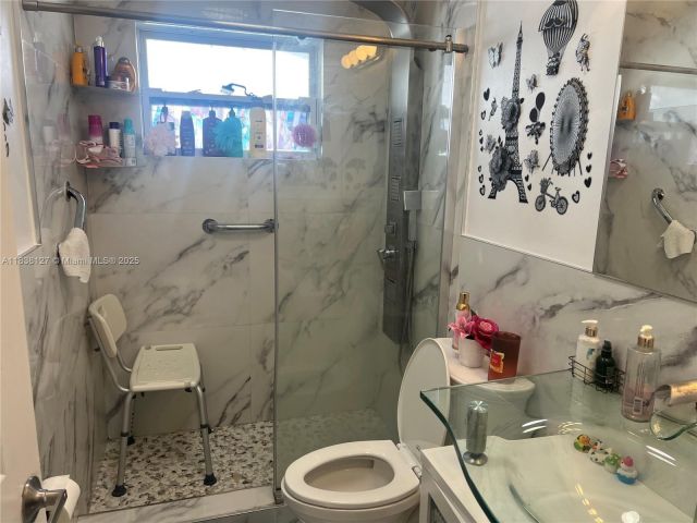 Продажа дома по адресу 11925 SW 6th St - фото 6271721