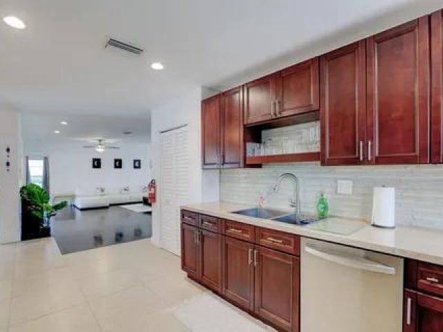 Продажа дома по адресу 3170 NW 68th Court - фото 6684293