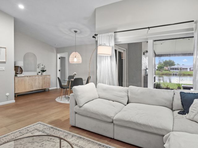 Продажа дома по адресу 2021 NW 15th Place - фото 6272996