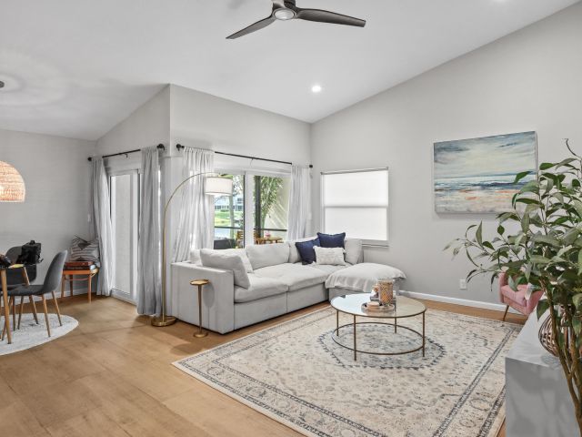 Продажа дома по адресу 2021 NW 15th Place - фото 6273003