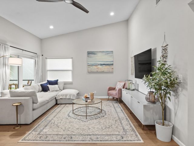 Продажа дома по адресу 2021 NW 15th Place - фото 6273004