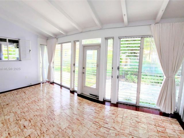 Дом в аренду по адресу 828 NE 76th St - фото 6271745