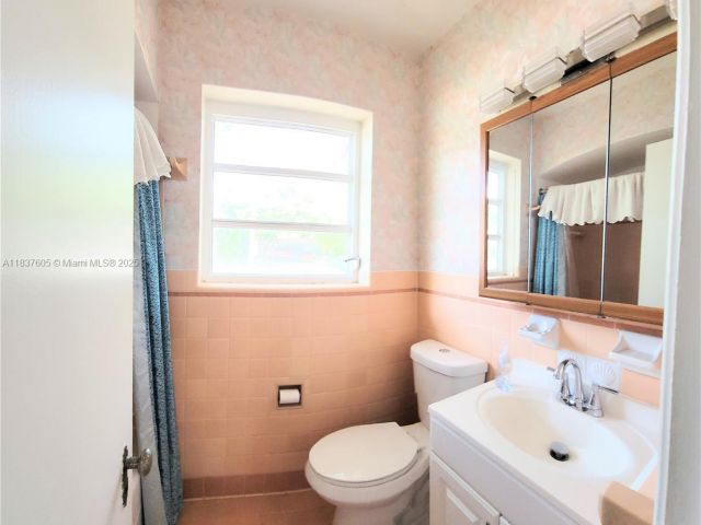 Дом в аренду по адресу 828 NE 76th St - фото 6271748